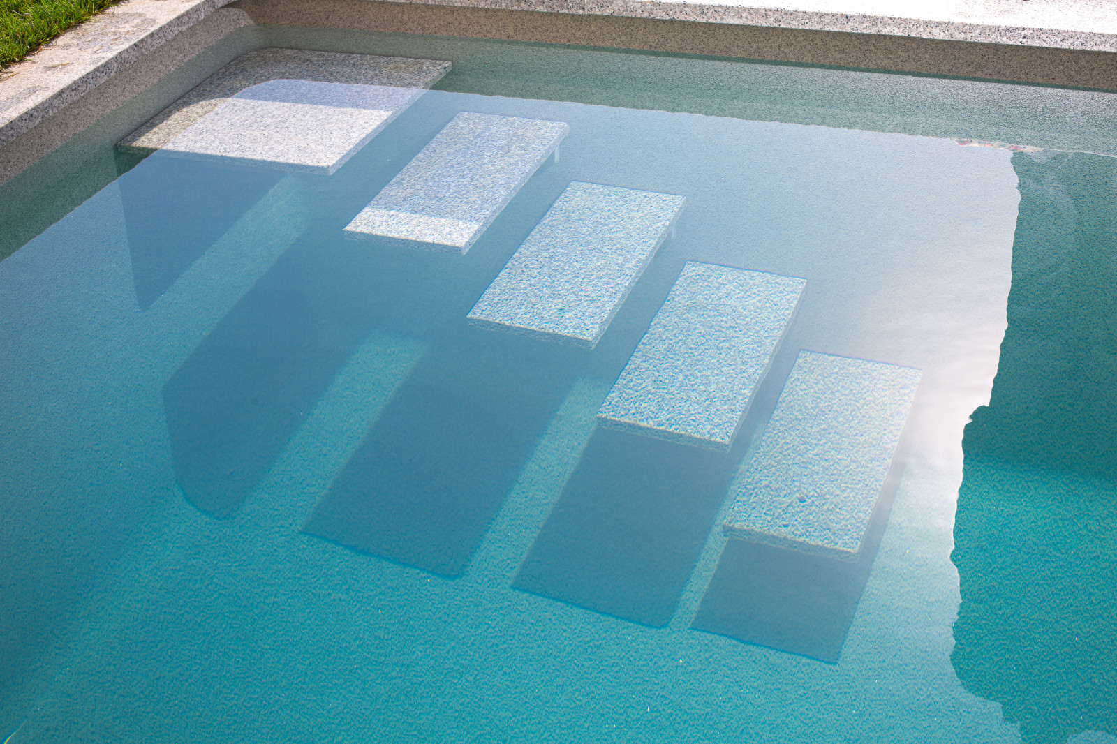 Комозитный бассейн с парящей архитектурой