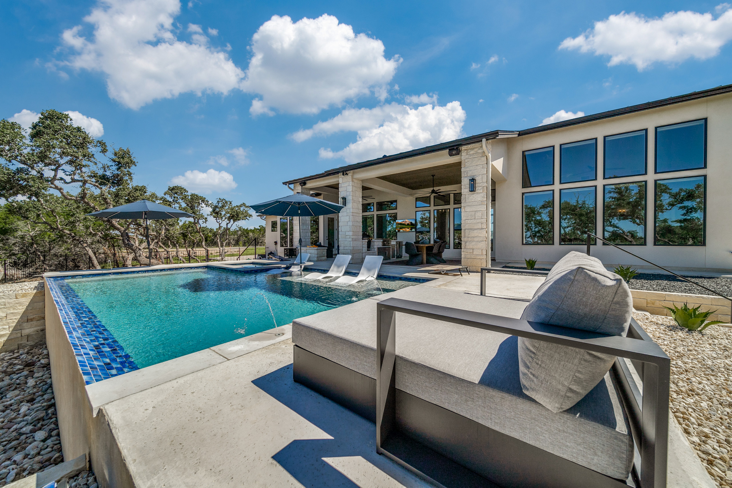 Modern European: 3,830 ft², 4 BR/3 BA/1 ST