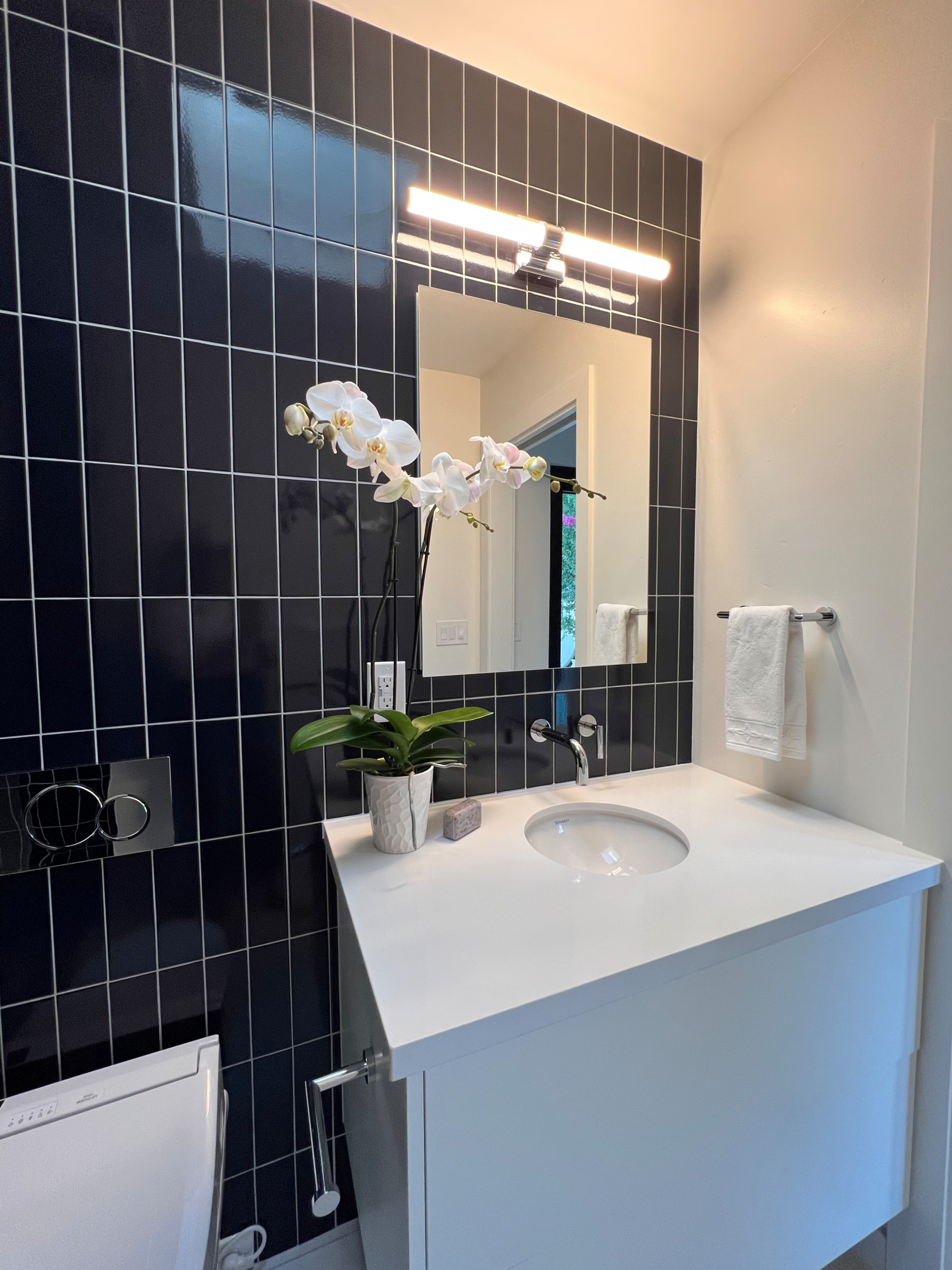 Floor to Ceiling Tile Expands the Look & Feel of this Small En Suite