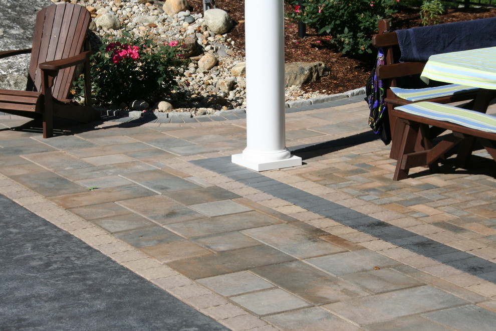 Design ideas for a traditional patio in Bridgeport.