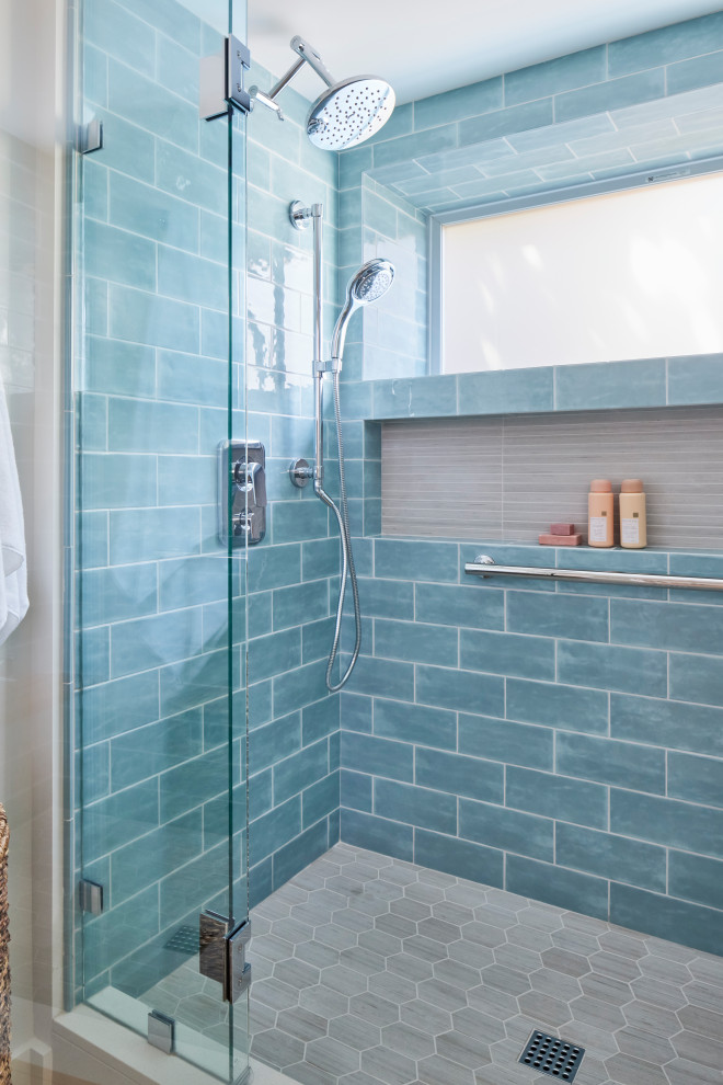 Imagen de cuarto de baño de estilo americano de tamaño medio con baldosas y/o azulejos azules