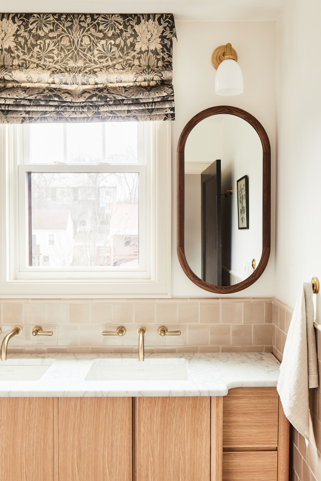 Immagine di una stanza da bagno con vasca/doccia e piastrelle rosa