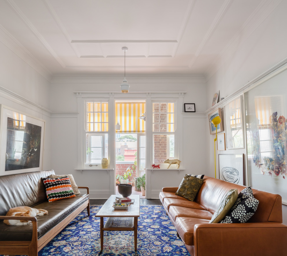 Kleines, Repräsentatives, Fernseherloses, Abgetrenntes Eklektisches Wohnzimmer ohne Kamin mit weißer Wandfarbe, braunem Holzboden und braunem Boden in Sydney
