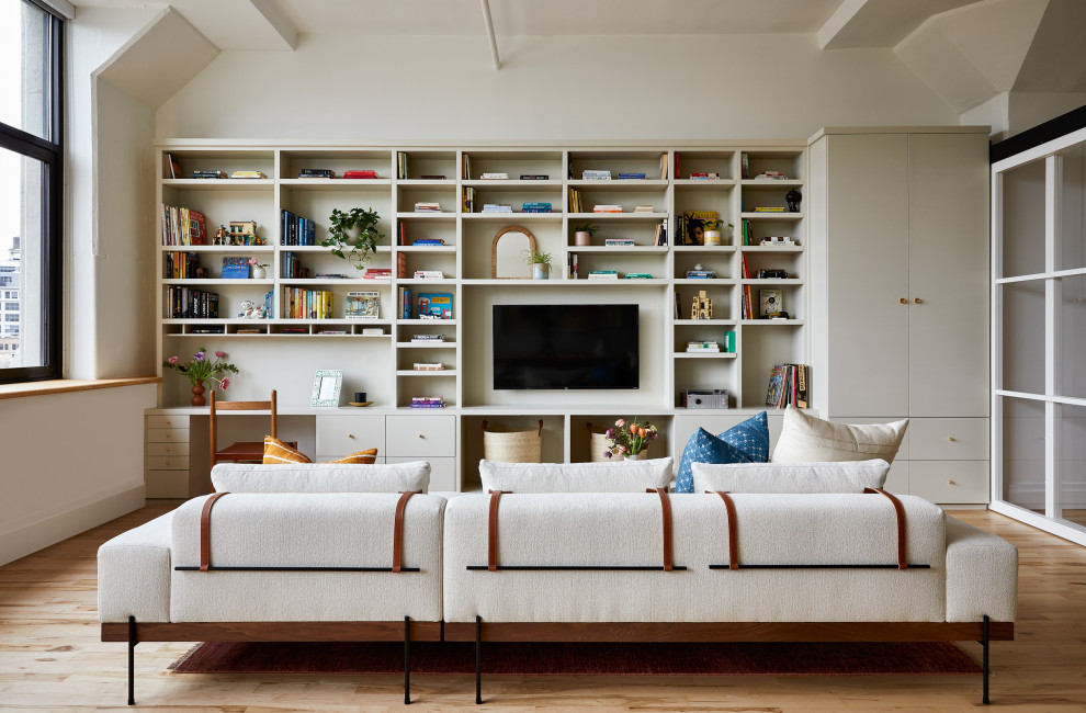 Diseño de salón abierto actual sin chimenea con paredes blancas, suelo de madera en tonos medios, televisor colgado en la pared y vigas vistas