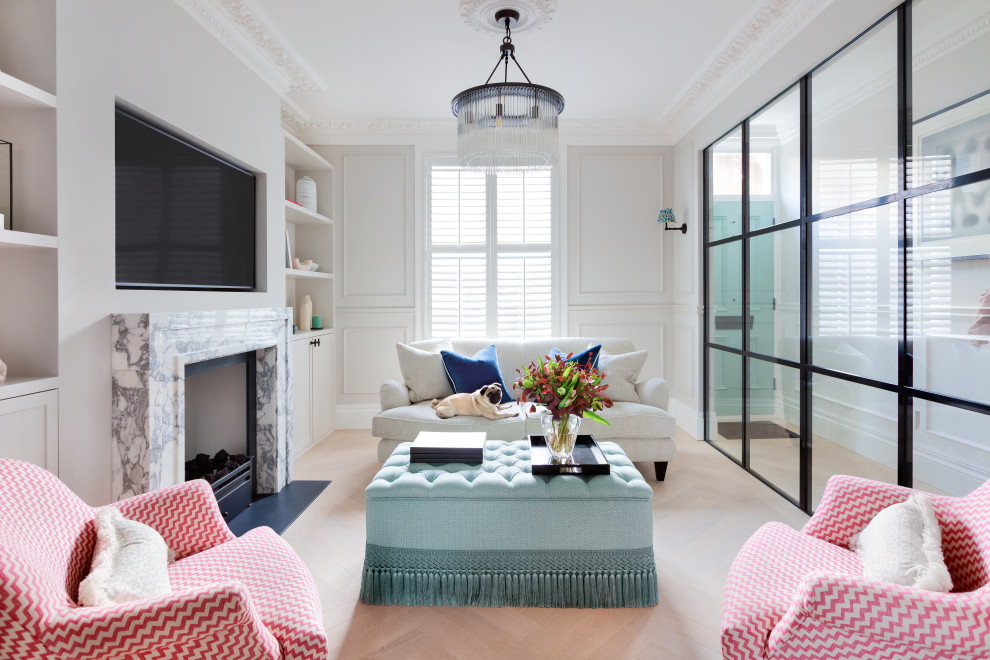 Abgetrenntes Klassisches Wohnzimmer mit weißer Wandfarbe, hellem Holzboden, Kamin, Kaminumrandung aus Stein, Multimediawand und vertäfelten Wänden in London