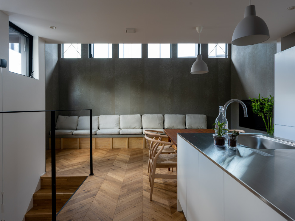 Kleines, Offenes Skandinavisches Wohnzimmer in grau-weiß ohne Kamin mit gebeiztem Holzboden, Hausbar, grauer Wandfarbe, TV-Wand, braunem Boden und Tapetendecke in Sonstige