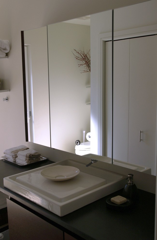 This is an example of a contemporary bathroom in Bridgeport.