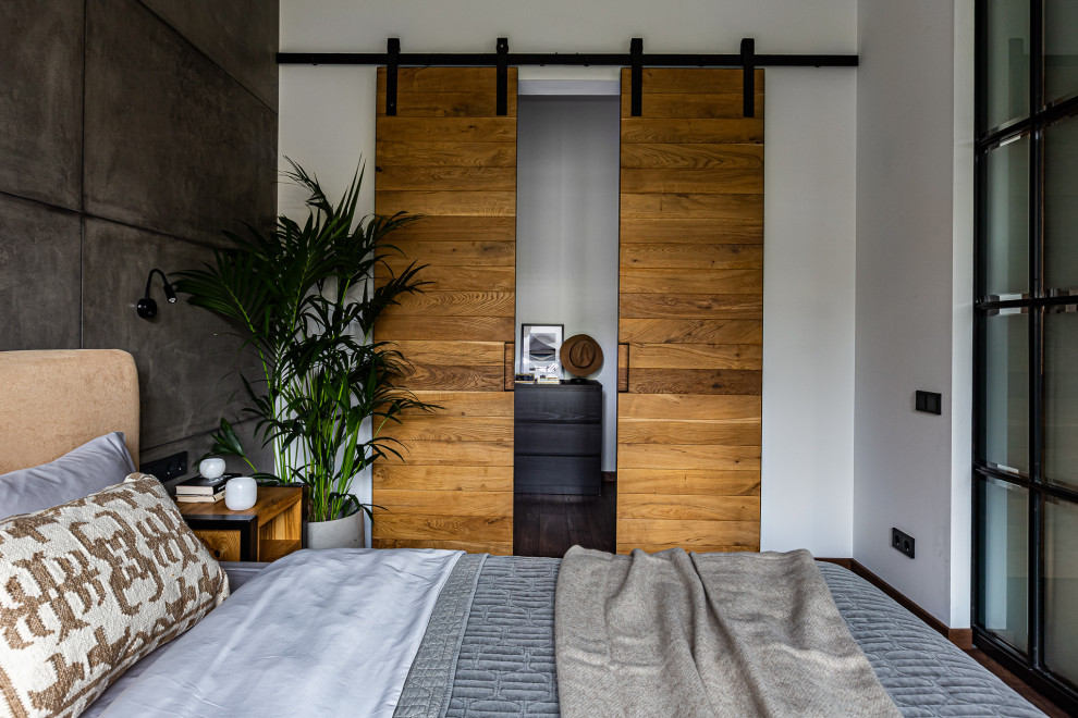 Diseño de dormitorio principal y gris y blanco industrial de tamaño medio con paredes grises, suelo vinílico, suelo marrón, madera y boiserie