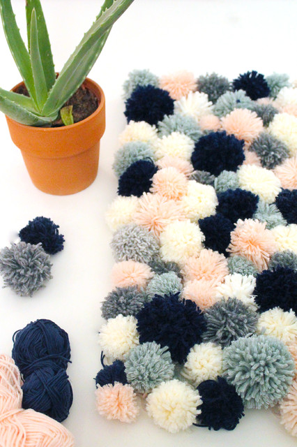 DIY : Fabriquer un tapis en pompons pour une déco cosy cet hiver