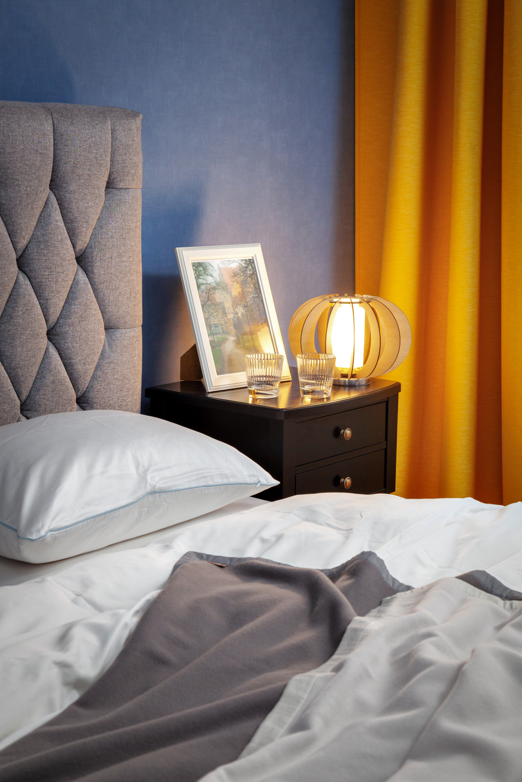 Купание красного коня. Спальня. Детали.