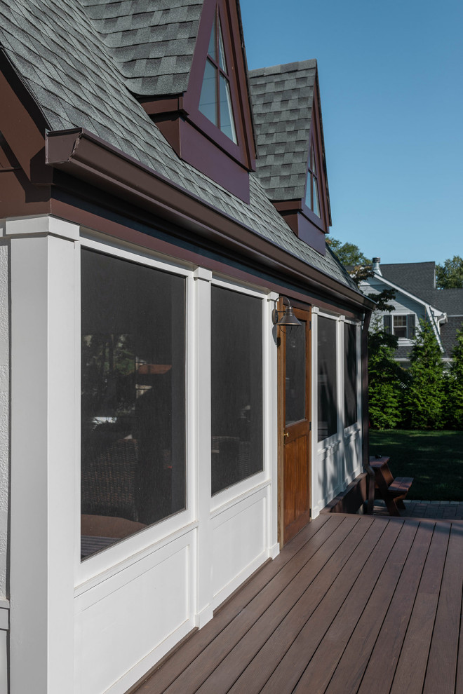 Inspiration för en stor vintage veranda på baksidan av huset, med trädäck och takförlängning