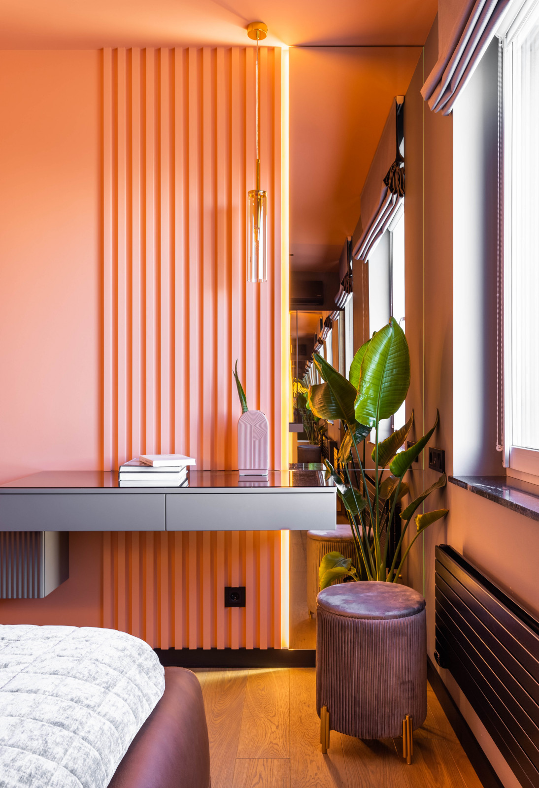 Коралловая спальня