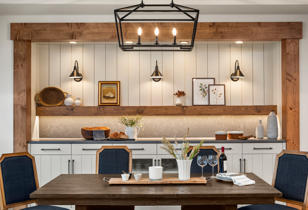 Ispirazione per una sala da pranzo stile marinaro di medie dimensioni con pareti beige, pavimento in legno massello medio e travi a vista