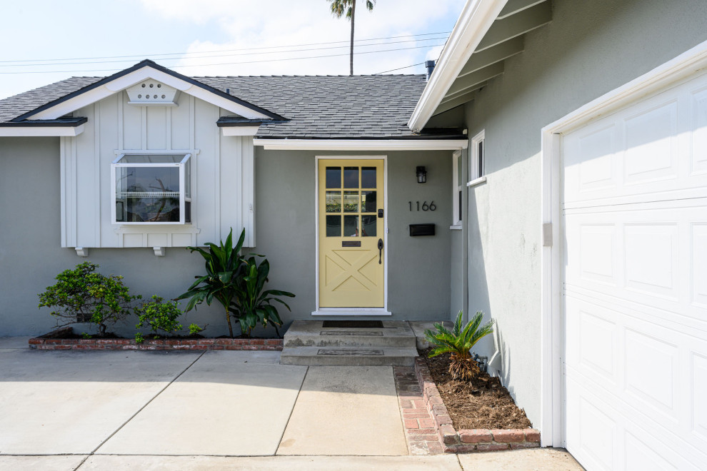 Mittelgroßes, Einstöckiges Landhaus Einfamilienhaus mit Mix-Fassade, grauer Fassadenfarbe, Schindeldach, grauem Dach und Wandpaneelen in Los Angeles