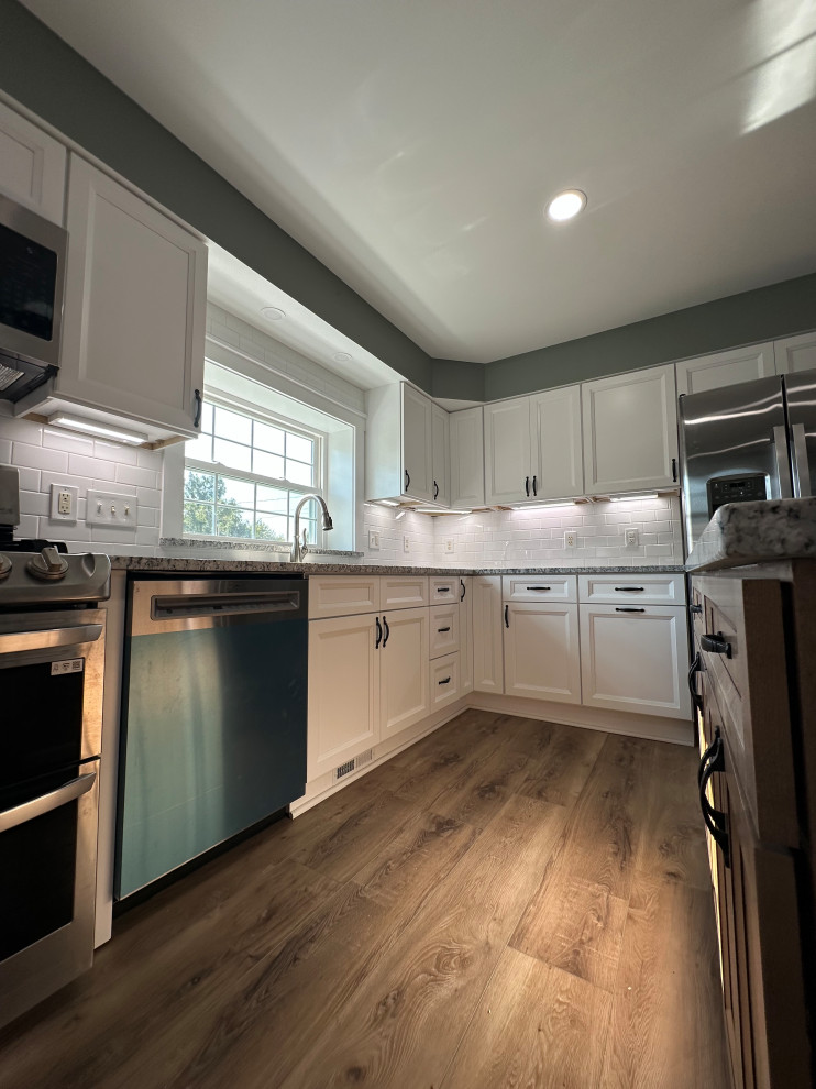 A brand new kitchen with USCD cabinetry, beautiful granite countertops and Cali 