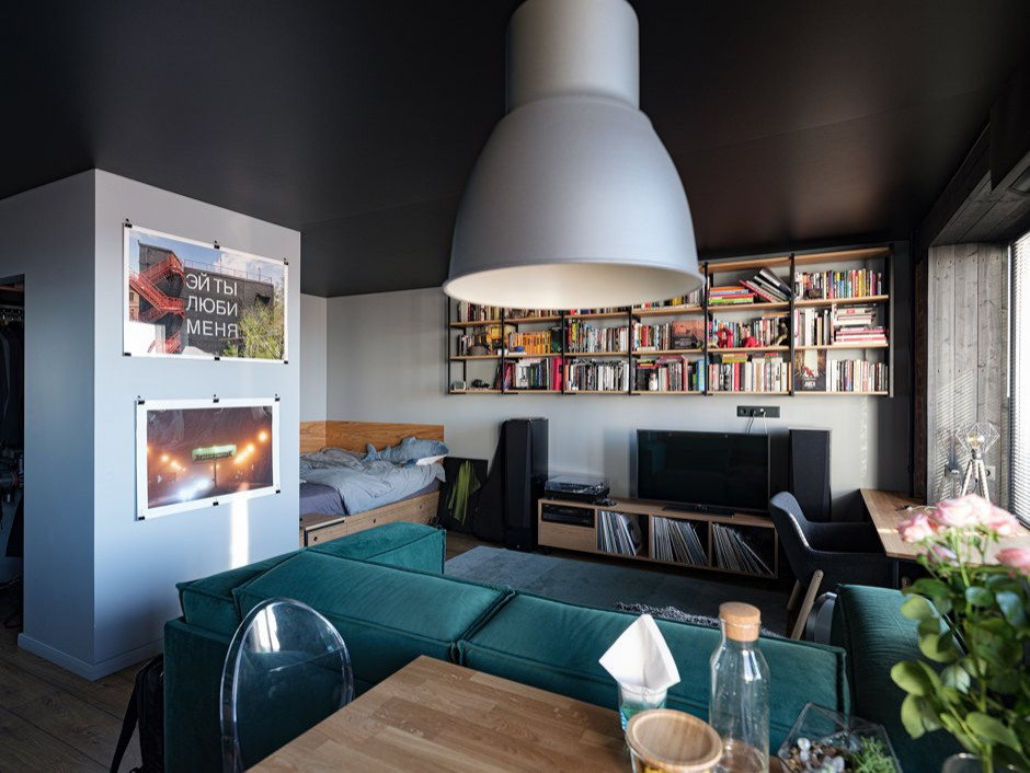 Квартира-студия с черным потолком в стиле лофт