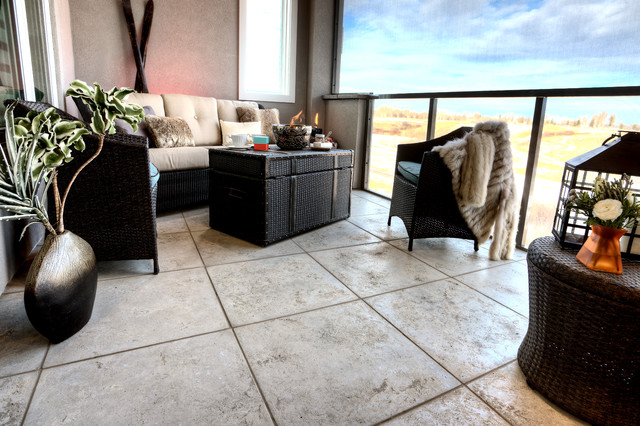 Walkout stone deck moderno-terraza-y-balcon