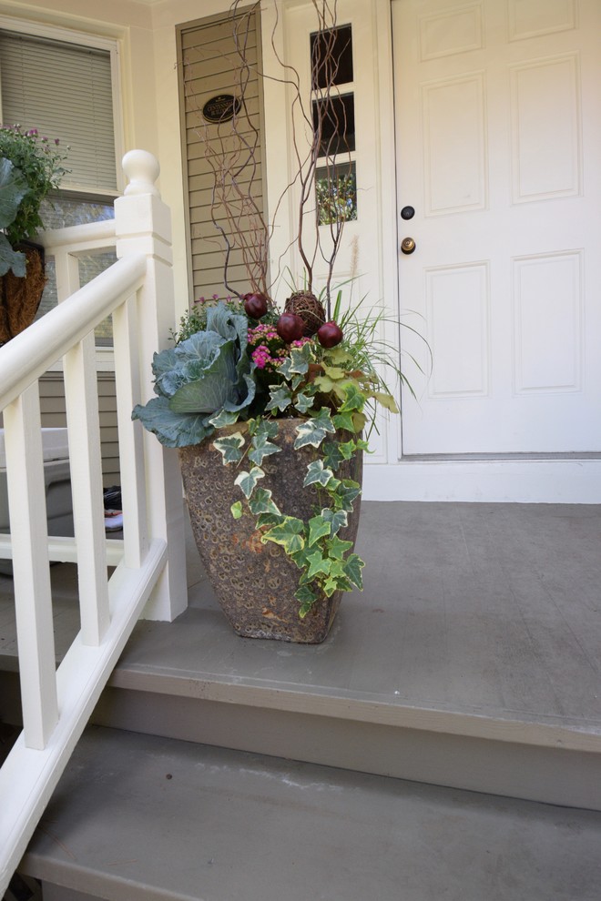 Inspiration for a small traditional front yard shaded garden for fall in Chicago with a container garden.