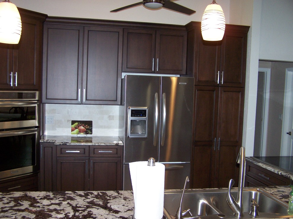 Transitional eat-in kitchen photo in Tampa