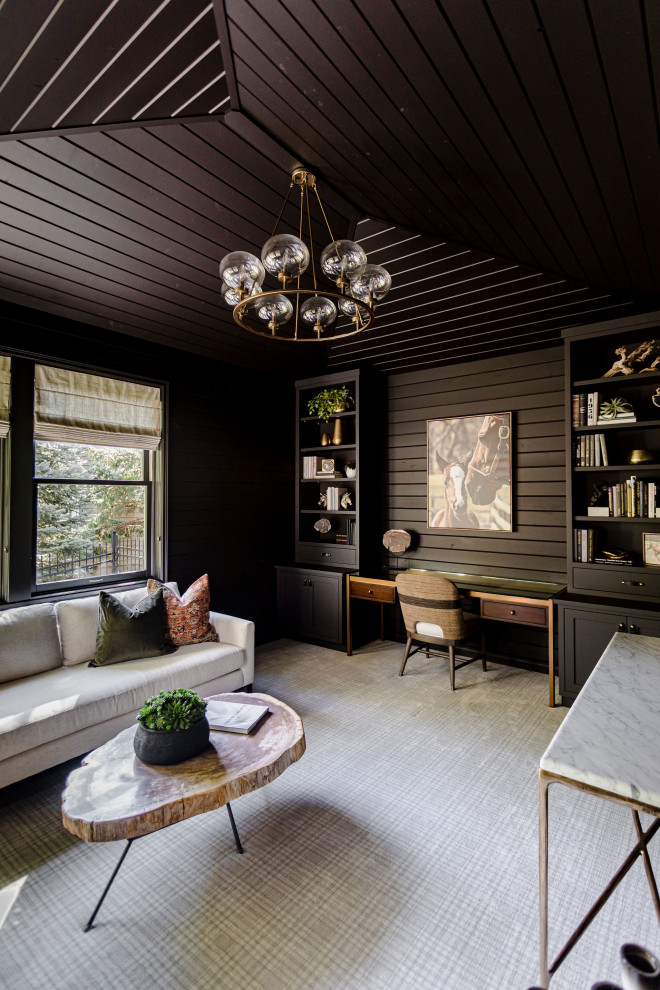 Идея дизайна: маленькое рабочее место в стиле рустика с черными стенами, ковровым покрытием, встроенным рабочим столом, разноцветным полом, деревянным потолком и деревянными стенами для на участке и в саду