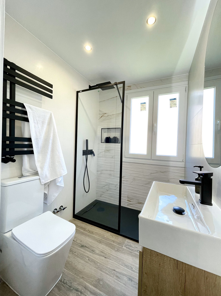 Cette image montre une salle de bain principale et blanche et bois minimaliste en bois clair de taille moyenne avec un placard en trompe-l'oeil, WC à poser, un carrelage blanc, un mur blanc, un sol en carrelage de céramique, une vasque, un plan de toilette en terrazzo, un sol beige, une cabine de douche à porte coulissante, un plan de toilette blanc, une niche, meuble simple vasque, meuble-lavabo encastré, un plafond décaissé et un mur en parement de brique.