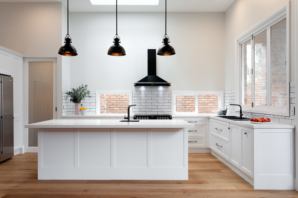 This is an example of a contemporary kitchen in Melbourne.