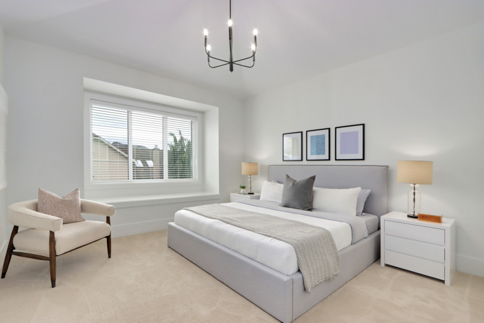 На фото: большая хозяйская спальня в стиле неоклассика (современная классика) с белыми стенами, ковровым покрытием, бежевым полом и сводчатым потолком