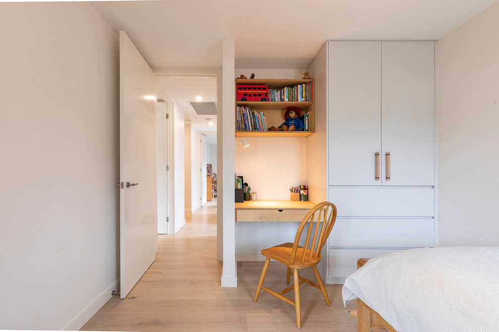 Imagen de dormitorio actual pequeño con paredes blancas y suelo de madera clara