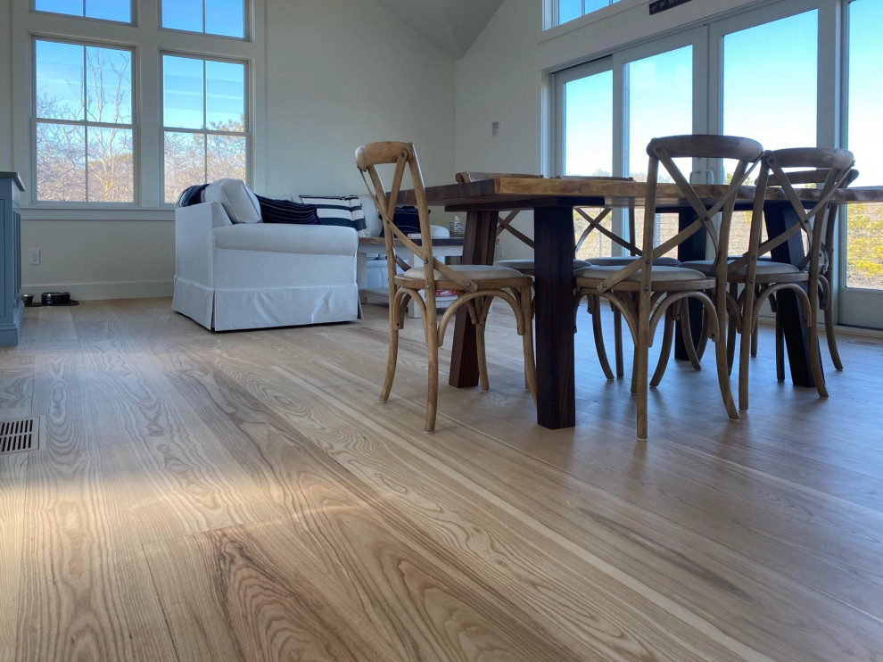 Esempio di un soggiorno stile marinaro aperto con pavimento in legno massello medio, pavimento marrone e soffitto a volta