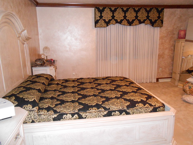 Bedding traditional-bedroom