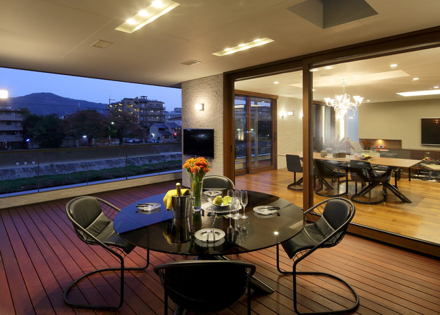 風雅な邸宅 contemporaneo-terraza-y-balcon
