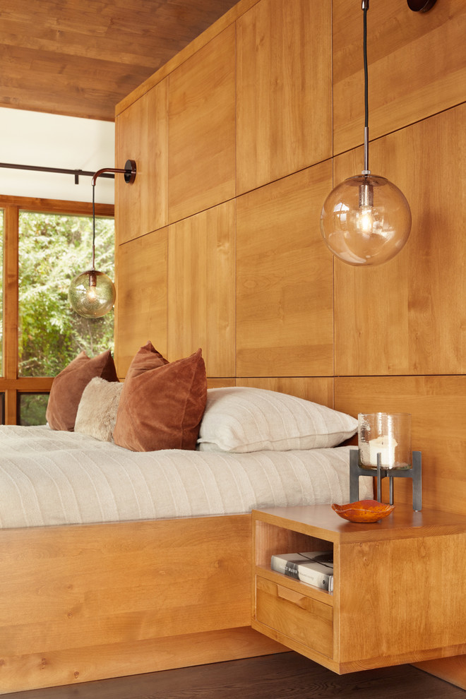 Пример оригинального дизайна: большая хозяйская спальня в стиле ретро с белыми стенами, паркетным полом среднего тона, коричневым полом, деревянным потолком и деревянными стенами без камина