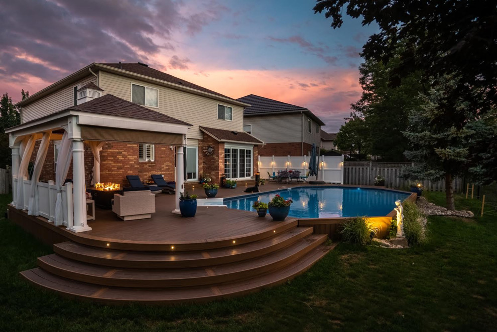 Deck - contemporary deck idea in Toronto