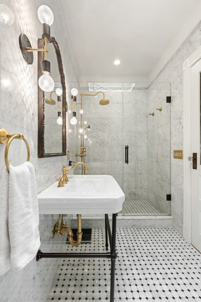 Exempel på ett stort badrum med dusch, med ett fristående badkar, ett avlångt handfat, våtrum, grå kakel, marmorkakel, grå väggar och dusch med gångjärnsdörr