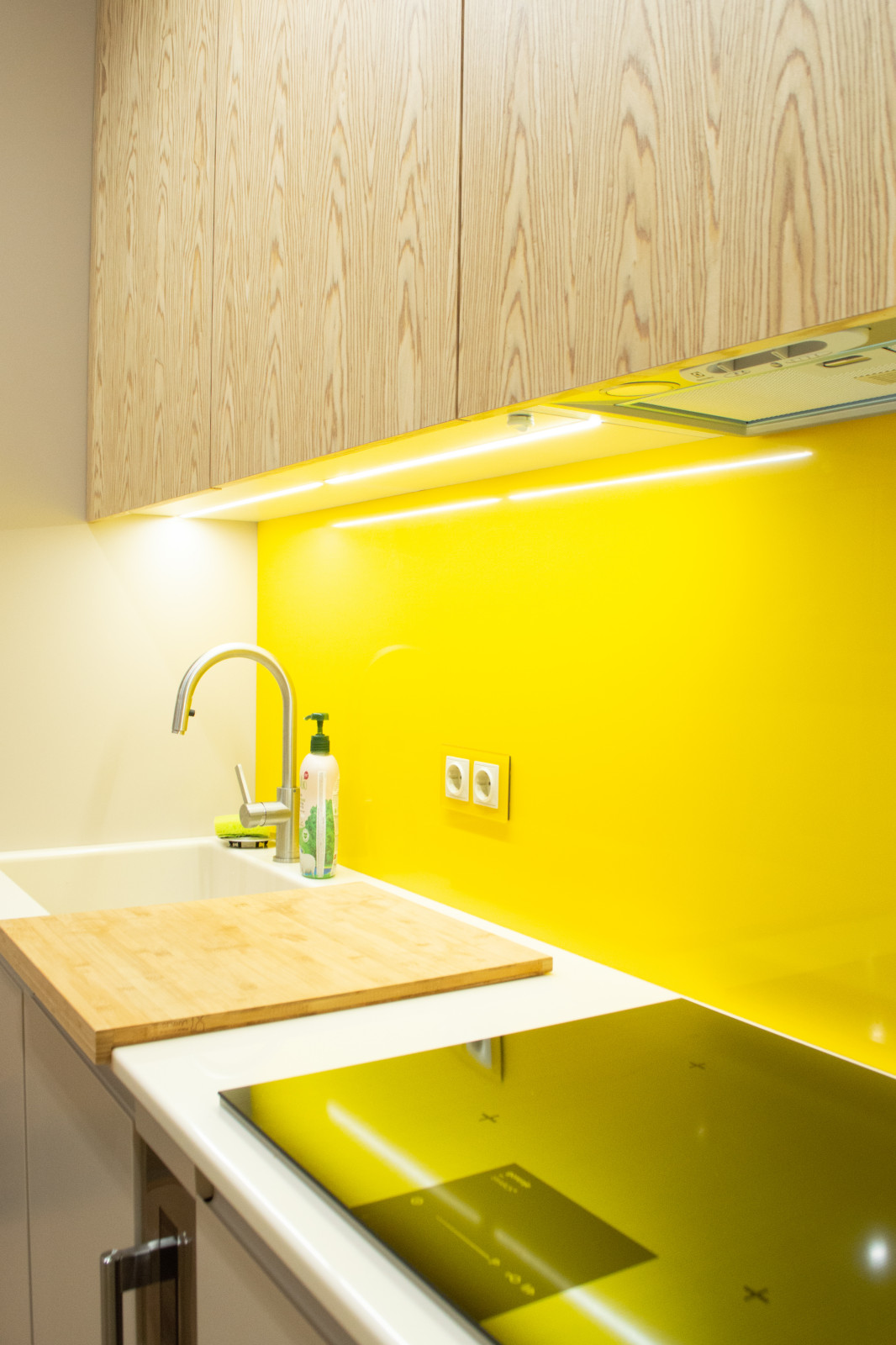 Яркая современная кухня