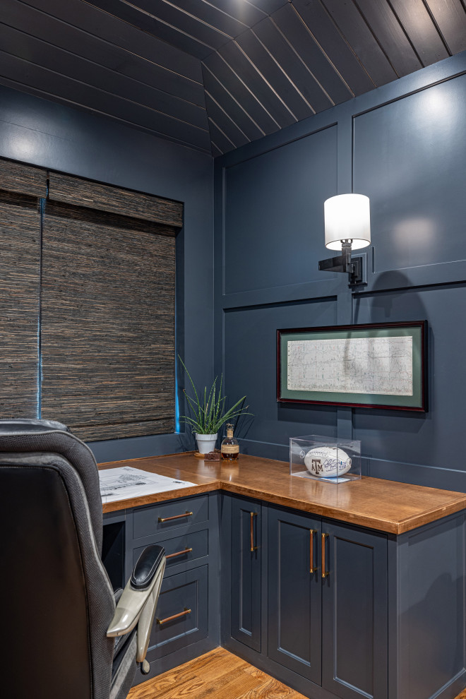 Immagine di un ufficio country di medie dimensioni con pareti blu, pavimento in legno massello medio, nessun camino, scrivania incassata, pavimento marrone, soffitto in perlinato e pannellatura