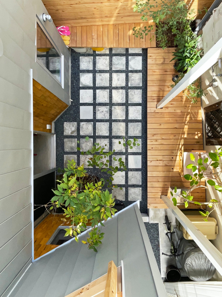 Kleiner, Unbedeckter Nordischer Patio im Innenhof mit Betonplatten in Tokio