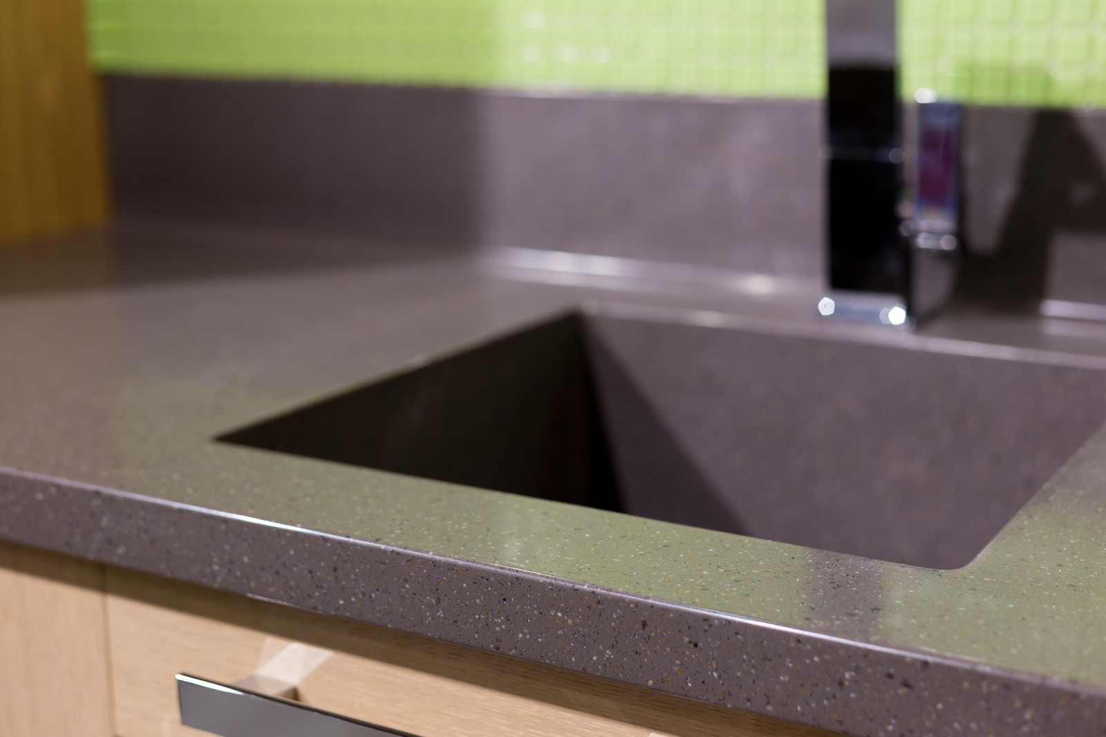 Столешница с мойкой для кухни.