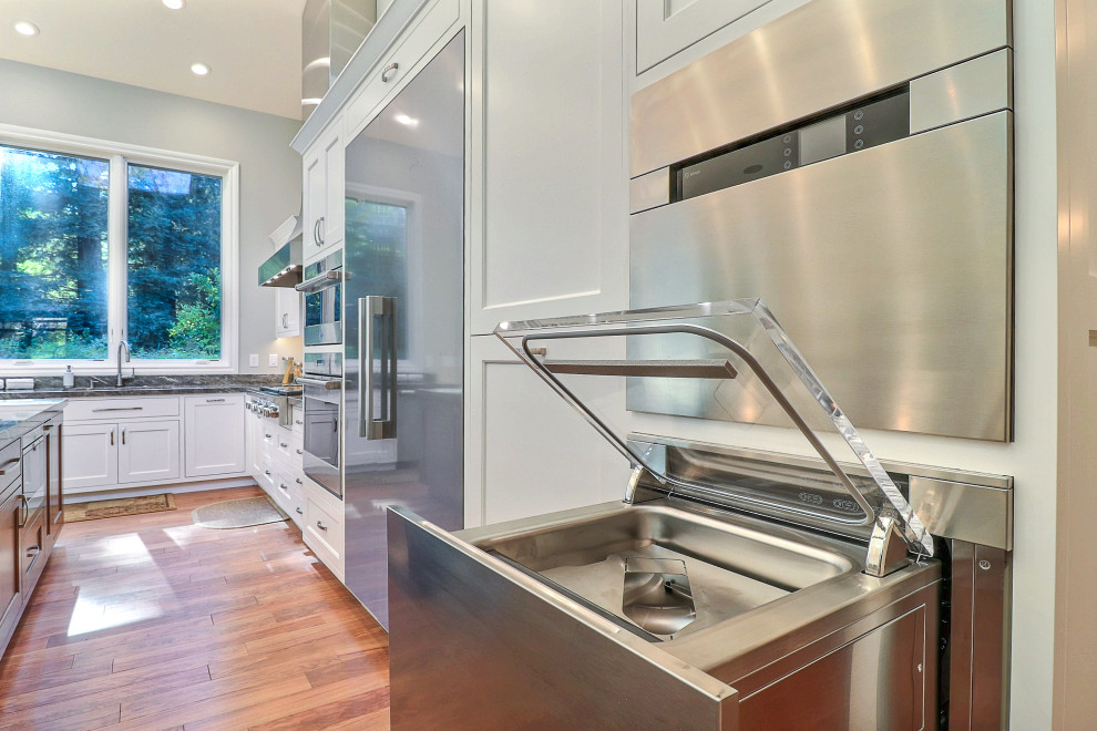 Inredning av ett modernt flerfärgad flerfärgat kök och matrum, med en undermonterad diskho, bänkskiva i kvartsit, flerfärgad stänkskydd, rostfria vitvaror, mellanmörkt trägolv, en köksö och brunt golv