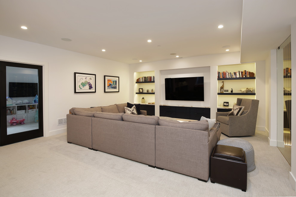 Foto di un grande soggiorno moderno con pareti bianche, moquette e pavimento grigio