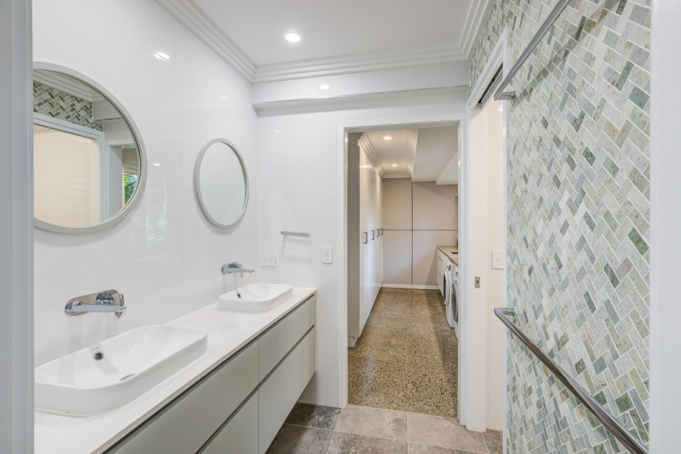 Contemporary bathroom in Brisbane.