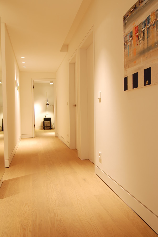 Moderner Flur mit hellem Holzboden in Hamburg