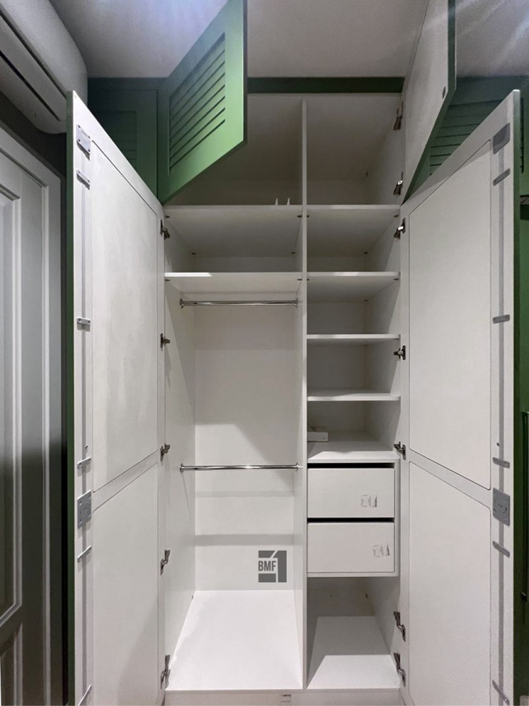 Распашной шкаф в акцентном цвете