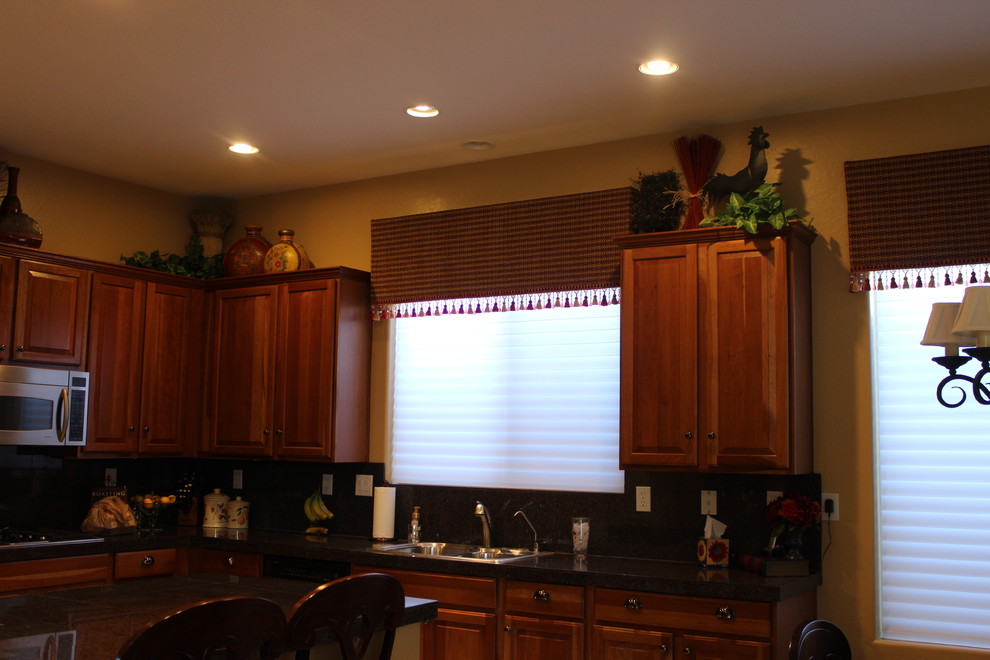 Kitchen - transitional kitchen idea in Phoenix