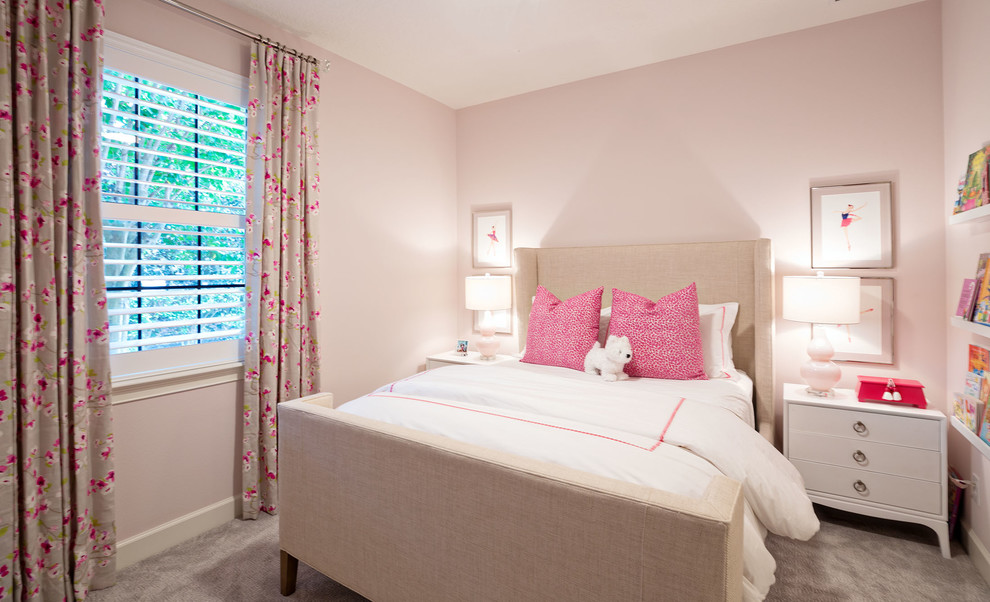 Design ideas for a mid-sized traditional guest bedroom in Orlando with pink walls, carpet, no fireplace and beige floor.