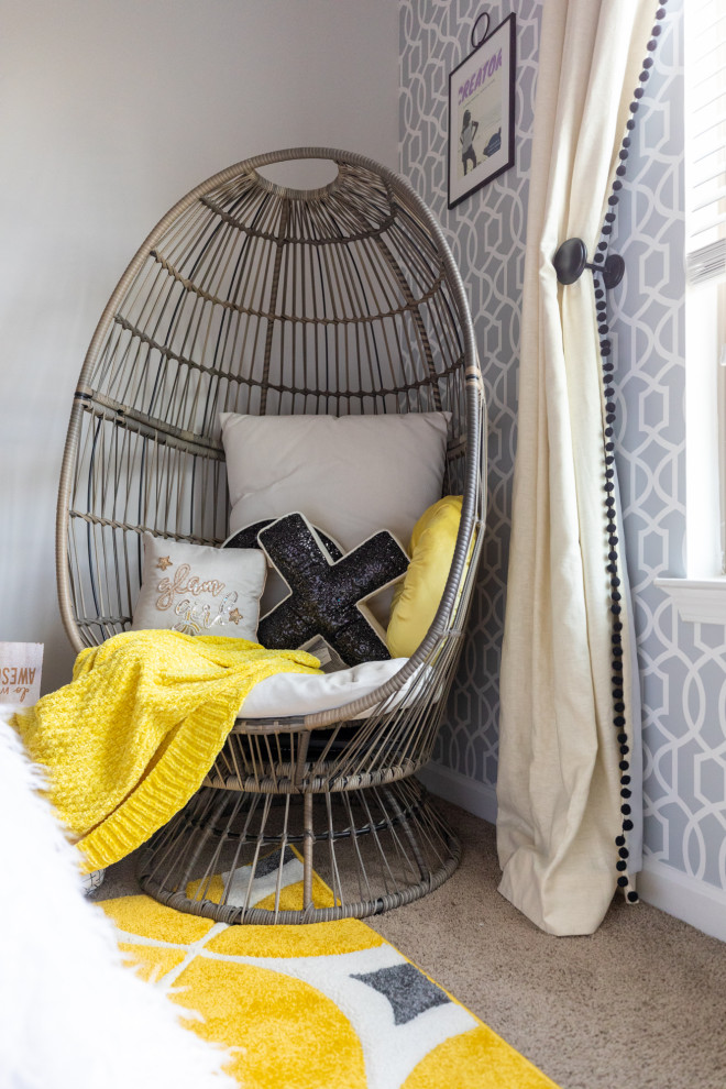 Пример оригинального дизайна: маленькая спальня в современном стиле с белыми стенами, ковровым покрытием, желтым полом, сводчатым потолком и обоями на стенах для на участке и в саду