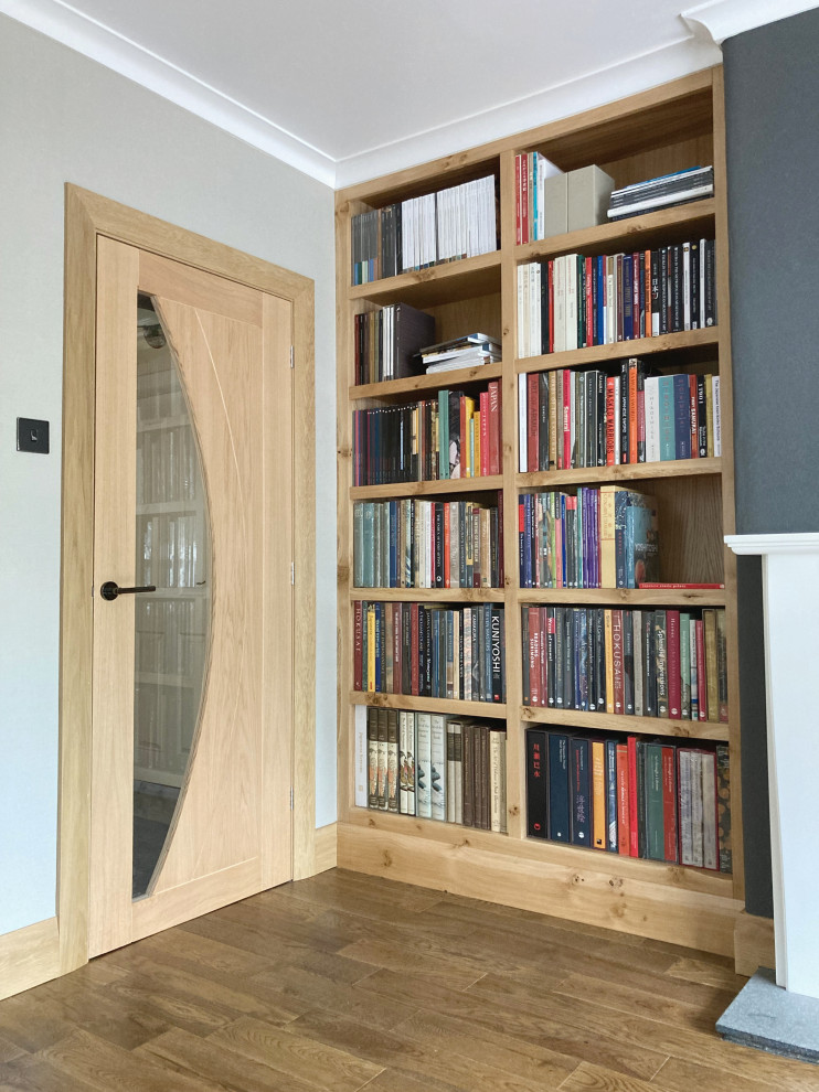 Bespoke Bookcase in Pippy Oak. Moderne Bureau à domicile Autres périmètres par MB