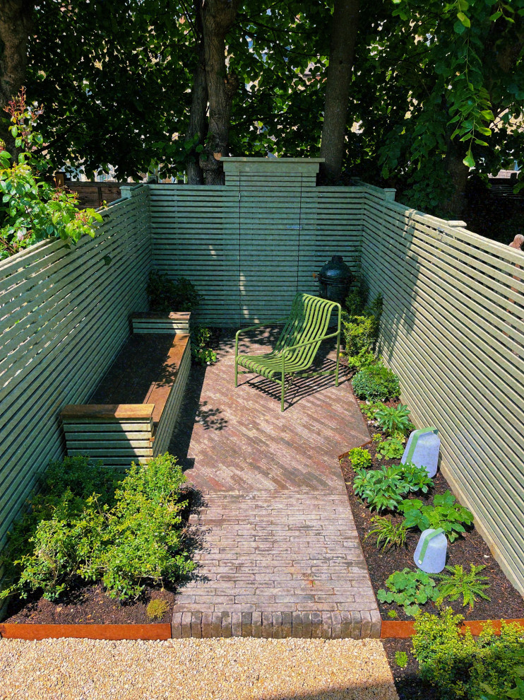 На фото: маленький пристроенный сарай на участке для на участке и в саду