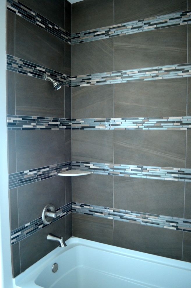 Example of a mountain style bathroom design in Omaha