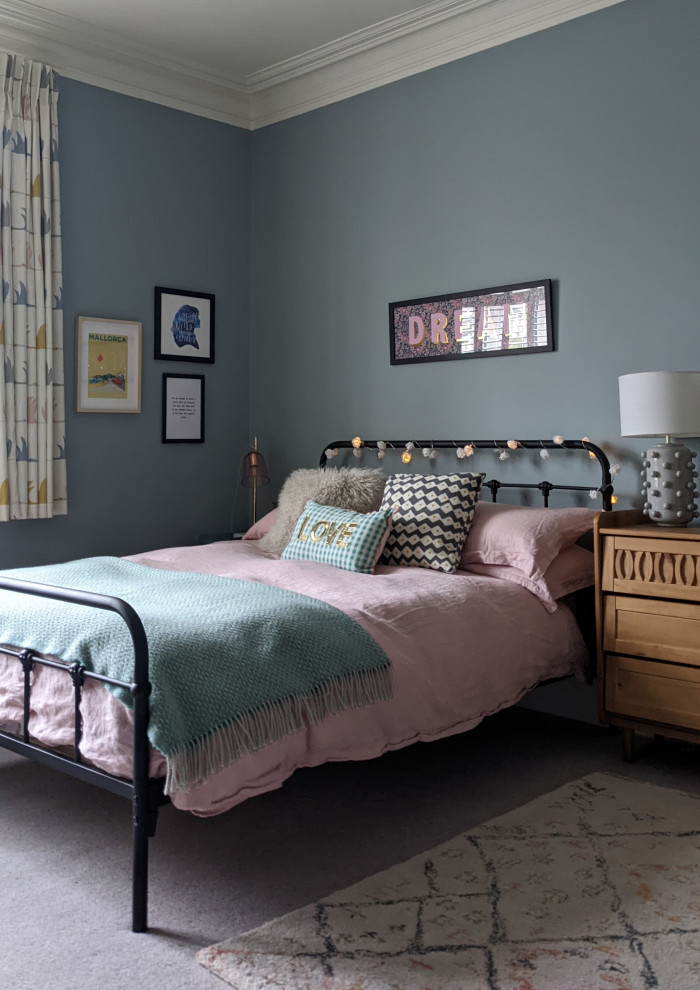 Mid-sized eclectic kids' bedroom in Other with grey walls, carpet and beige floor for girls.